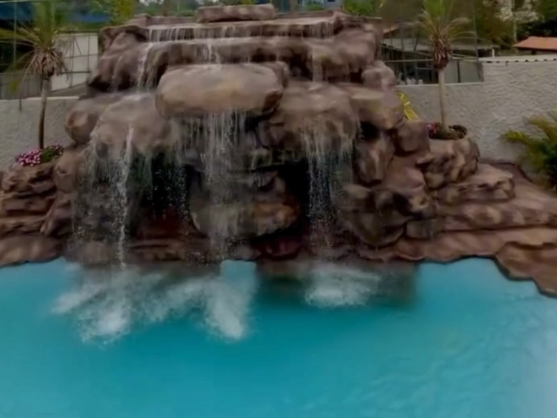 Piscina com cascata do Real Cipó Pousada e Eventos na Serra do Cipó MG
